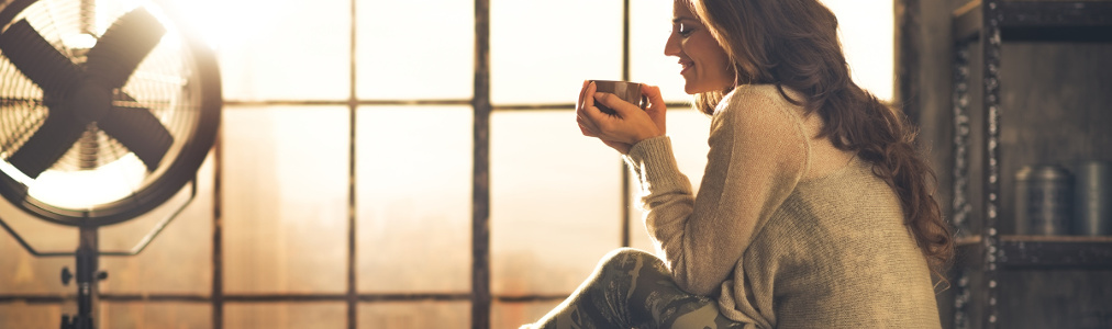 Frau trinkt Kaffee in Loft - Stimmung entspannt